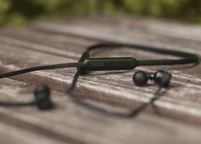 Обзор BeatsX и дешевая распродажа: лучшие наушники от Apple? логотип Beatsx