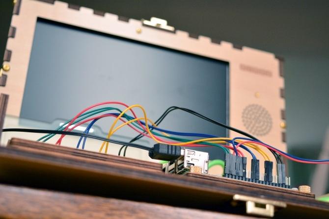 Деревянный компьютер держит Raspberry Pi 3