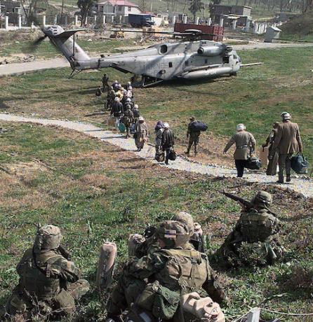 Военно-морские силы США эвакуируют граждан США из посольства Албании