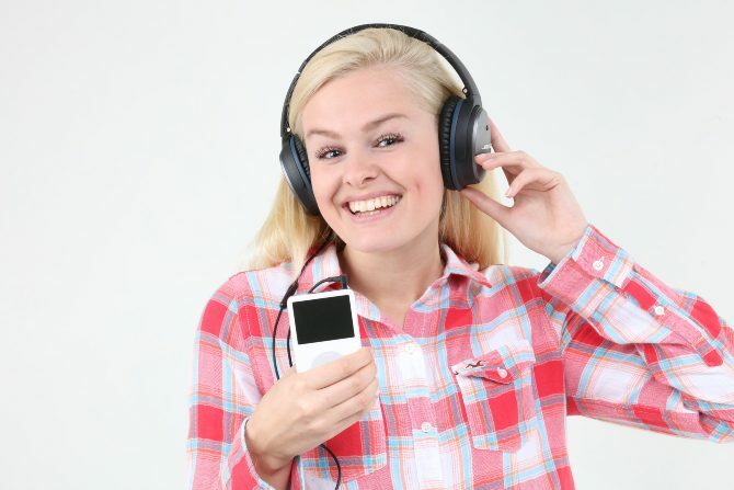 Женщина слушает iPod