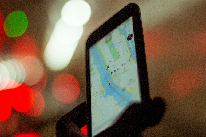 Телефон с открытым приложением GPS-навигации