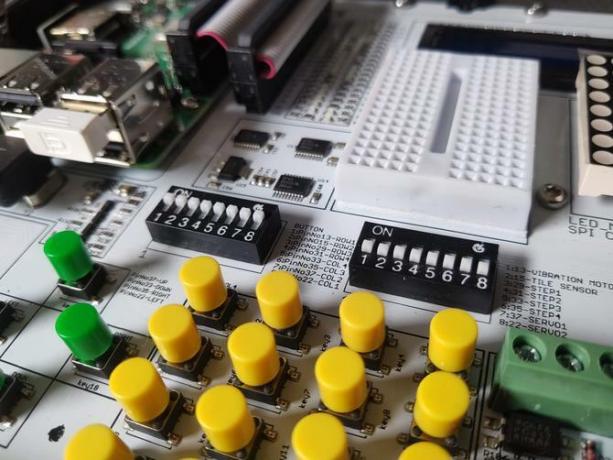 Переключите банки для расширения выводов GPIO