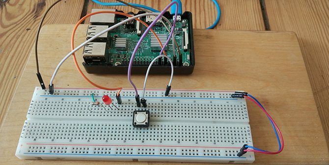 Raspberry Pi подключили к кнопке и светодиоду на макете.