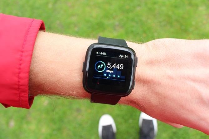 Умные часы Fitbit Versa на запястье пользователя