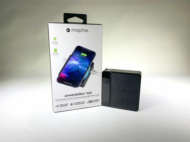 Mophie Powerstation Hub рядом со своей коробкой